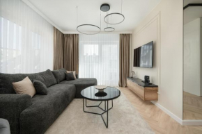 Elegancki Apartament z Parkingiem Blisko Starego Miasta by Noclegi Renters